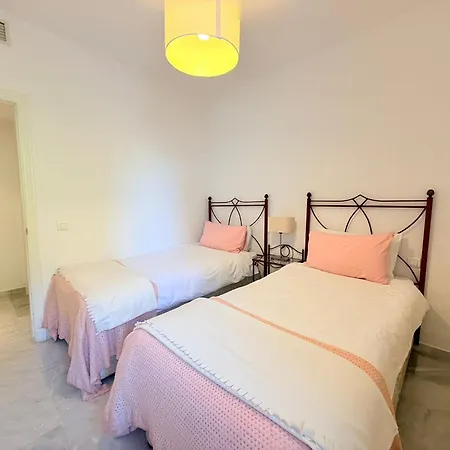 2 Bed Garden Benavista Direct Pool Access Walk To Golf, Tennis & Amenities * 에스테포나