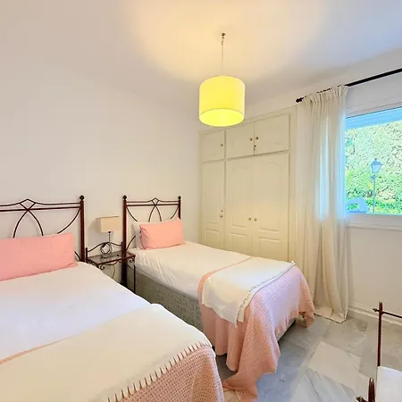 2 Bed Garden Benavista Direct Pool Access Walk To Golf, Tennis & Amenities 아파트